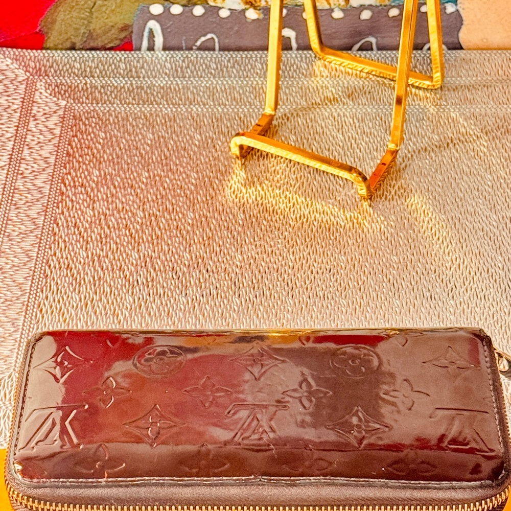Louis Vuitton Brown Embossed printed monogram zipper round Wallet - Picture 5 of 16